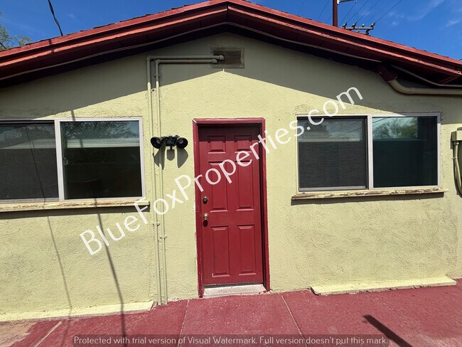 Primary Photo - 3021 E Linden St