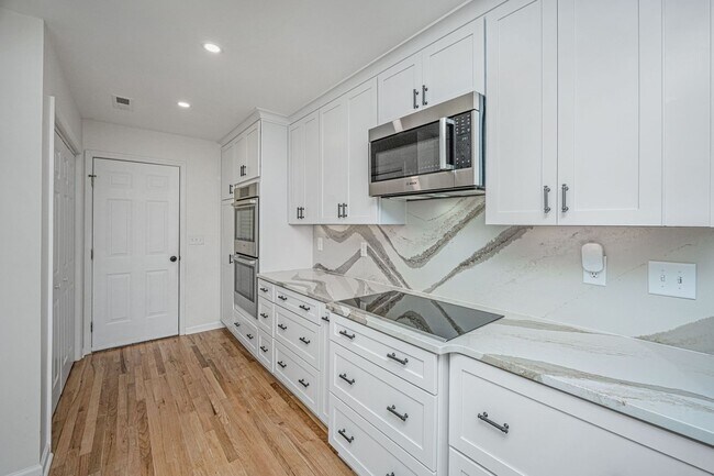 Building Photo - Gorgeous 4 BR/2BA Marshfront Home With Cre...