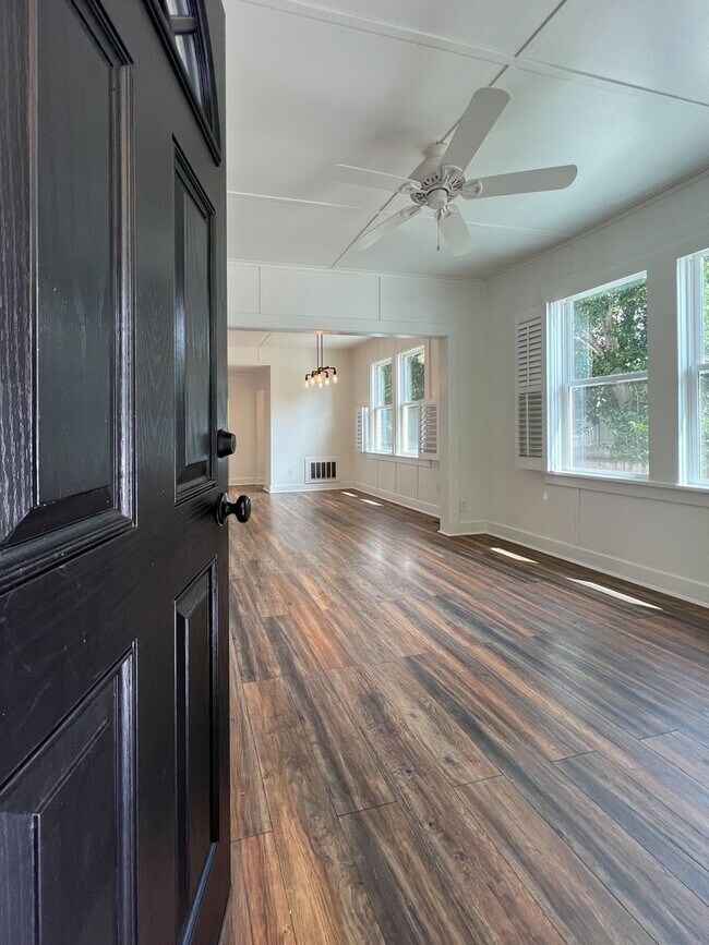 Building Photo - Charming Downtown Napa Cottage with Large Fenced Yard & Ample Parking