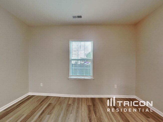 Building Photo - 151 N Great White Way
