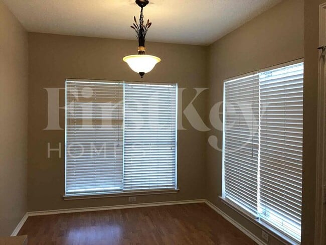 Building Photo - 2132 Montclair Ln