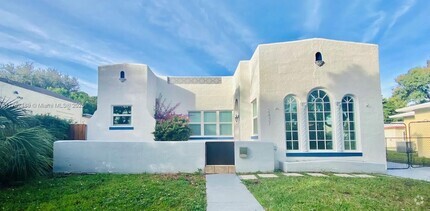 Building Photo - 2437 SW 13th St