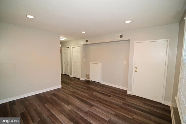 Building Photo - 431 Mellon St SE