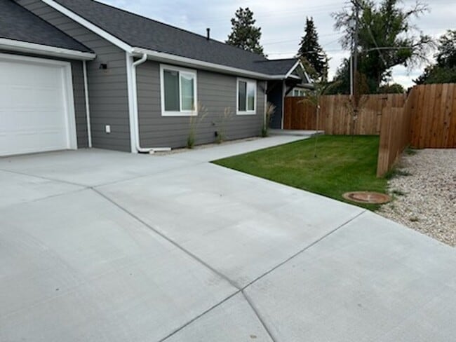 Building Photo - 3 bed/2bath Hamilton home -Fully Furnished