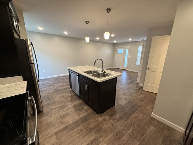 Building Photo - 408 Creekview Dr