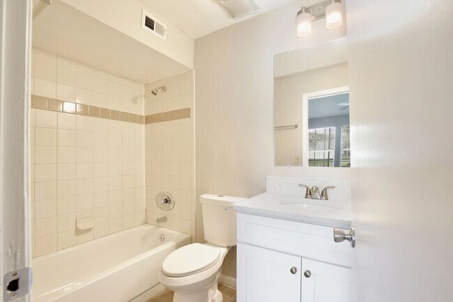 Building Photo - Beautiful 2/2 Cozy Condo with a Covered Pa...