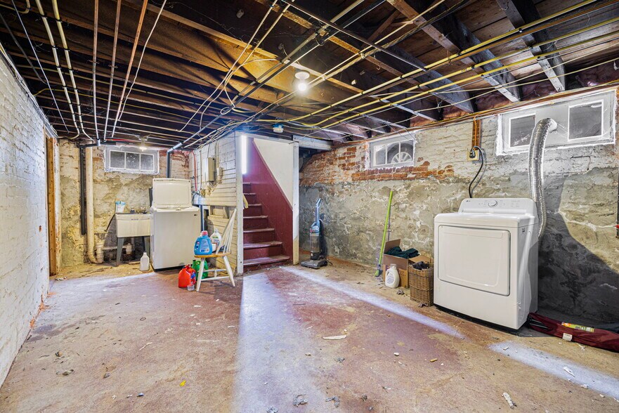 Building Photo - 54 Barton St