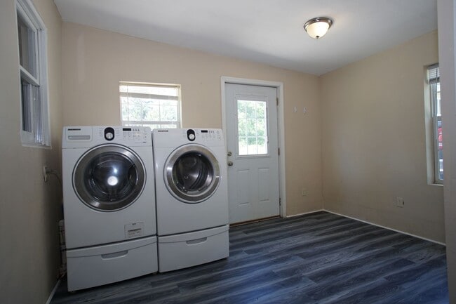 Building Photo - 3 Bedroom / 2 Bath House.  Easy access to US 460 and I 81. Detached Garage / Workshop.