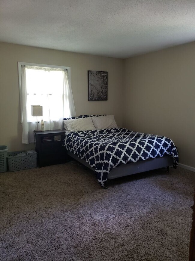 Building Photo - Spacious 3Bed/2Bath