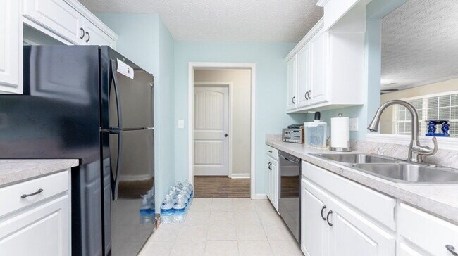 Building Photo - 3BR/2BA — Fenced Yard, Gated Parking, Lawn & Pest Included | Available 7/27