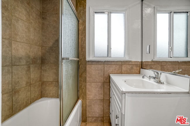 Building Photo - 10226 Regent St