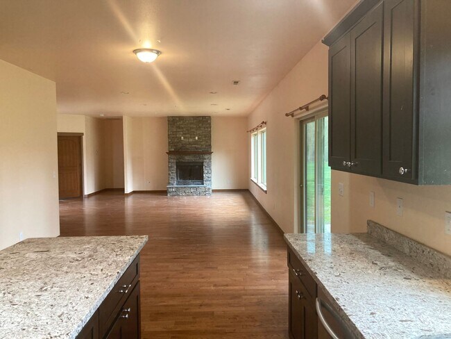 Building Photo - 4 Bedroom Home in Mountain Vista Community!