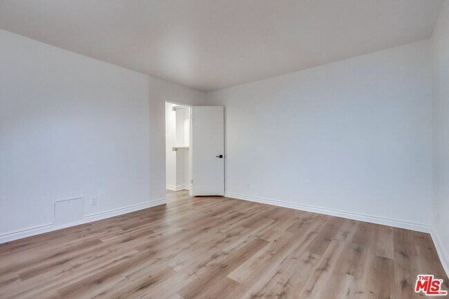Building Photo - 435 N Oakhurst Dr