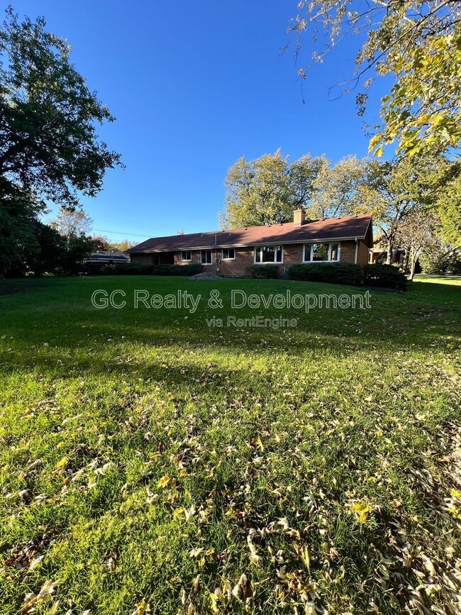 Building Photo - 1409 W 53rd Pl