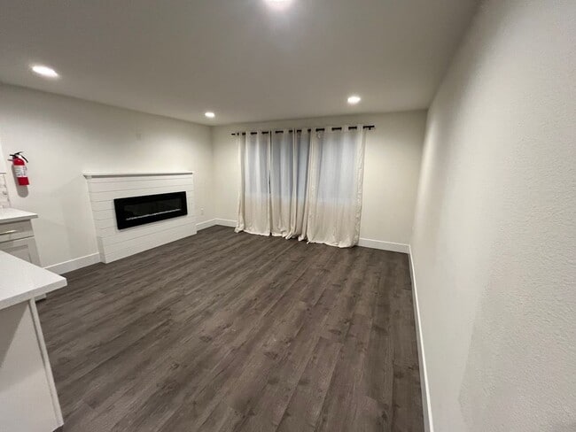 Building Photo - 1214 Beach Ave
