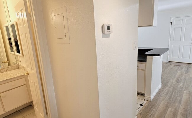 Building Photo - Beautiful 2 Bedrooms, 1 Bath Condo in Grea...