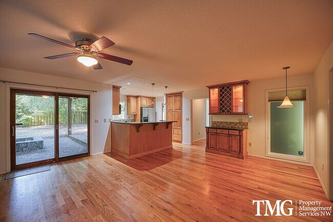 Building Photo - 3841 SE Madsen Ct