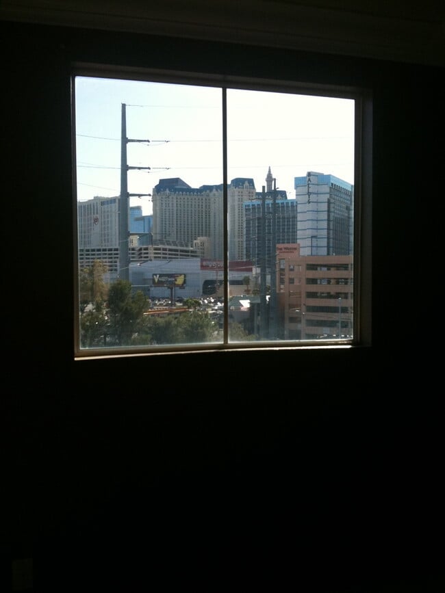 Building Photo - Fully furnished top floor strip view condo at the fabulous Meridian