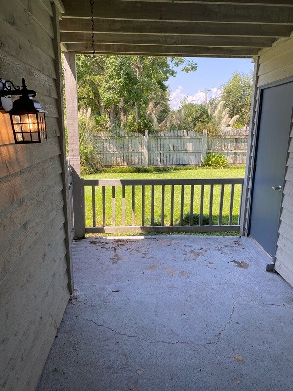 Building Photo - 200 Autumn Dr