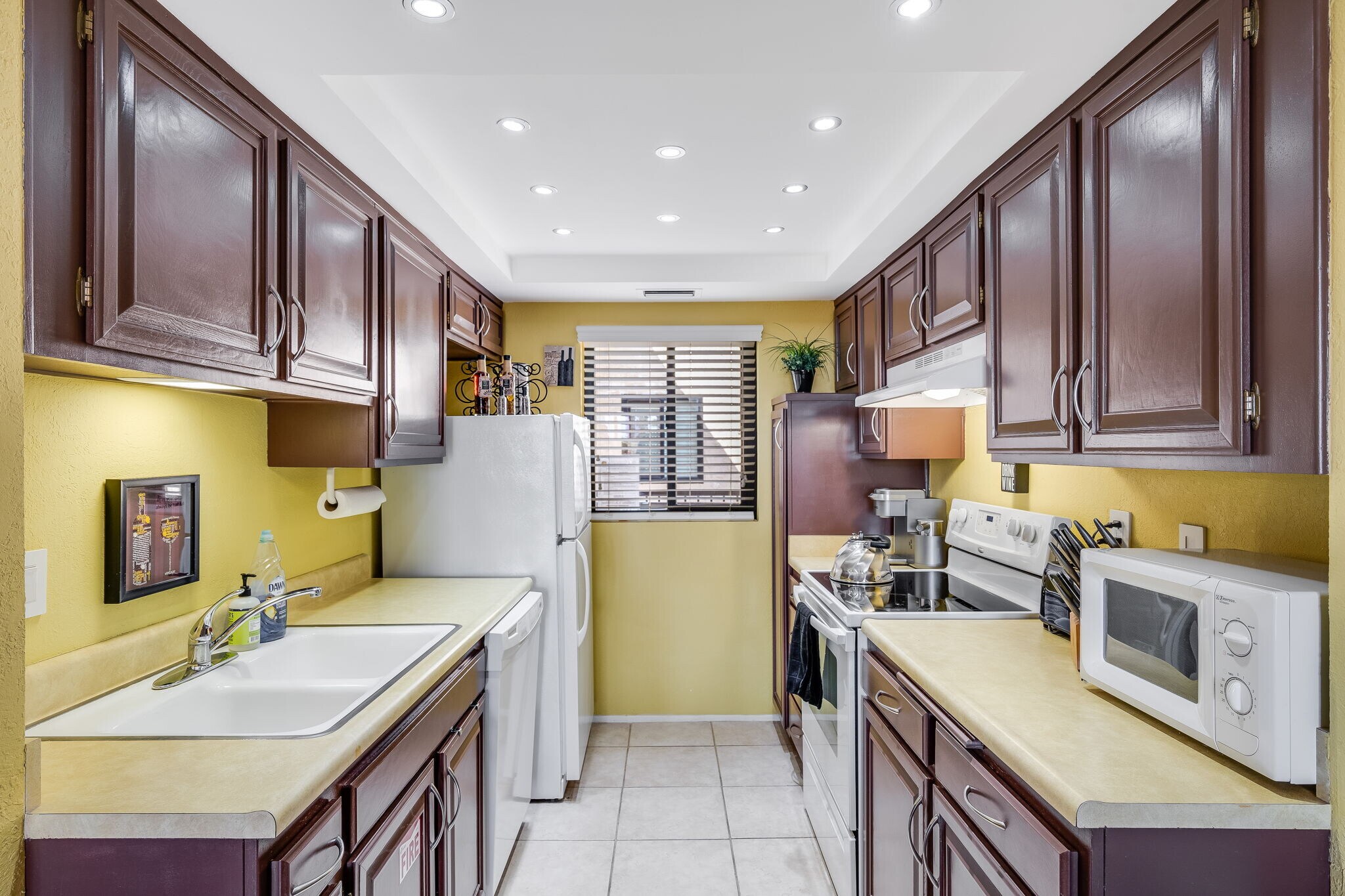 Building Photo - 1411 N Sunrise Way