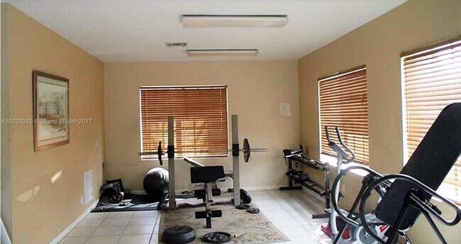 Building Photo - 2 bedroom in Hollywood FL 33012