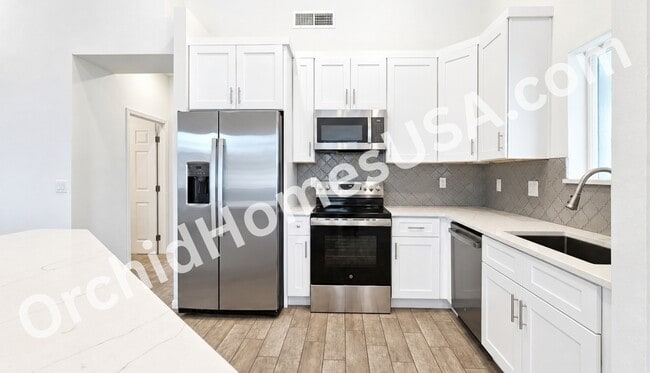 Building Photo - 1112 E 4th St