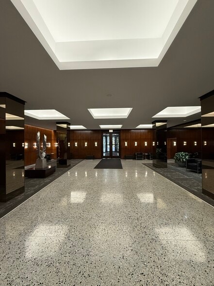 Main Lobby - 535 N Michigan Ave