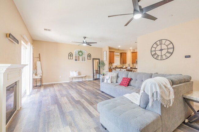 Building Photo - Conveniently located 3 Bedroom, 2 bath wit...