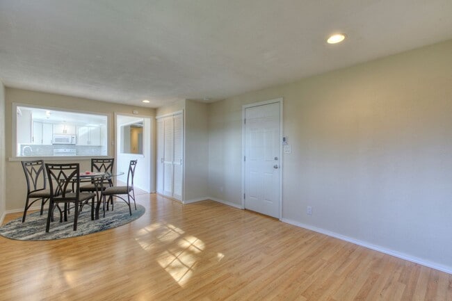 Building Photo - Cheery 3bedroom/1bath Rambler in Federal Way