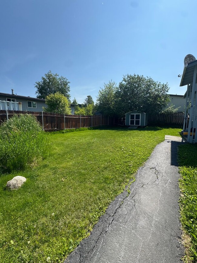 Building Photo - 2 bed/ 1 bath in well maintained 4plex