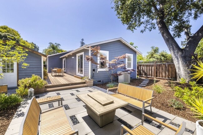 Building Photo - Beautifully Remodeled 4 Bed, 3 Bath Home w...