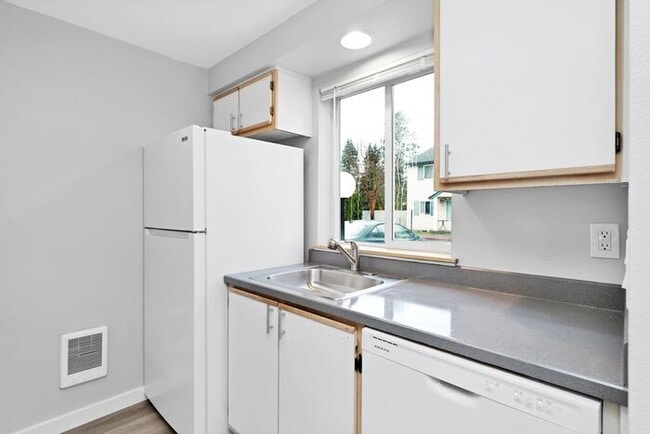 Building Photo - 2bed/1.5bath Townhome Available Today! Get...