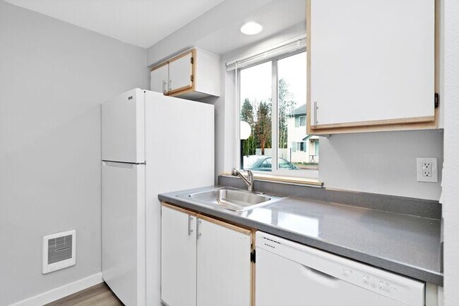 Building Photo - INCREDIBLE 2-bed/1.5bath Town House! Get i...