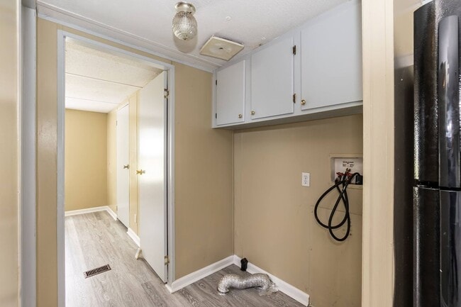 Building Photo - 2 Bed/2 Bath with Plenty of Space!