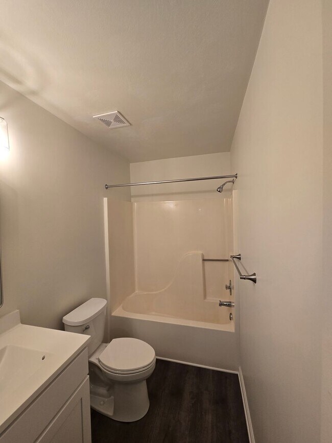 Building Photo - Beautifully renovated 4 bedroom home in Vi...