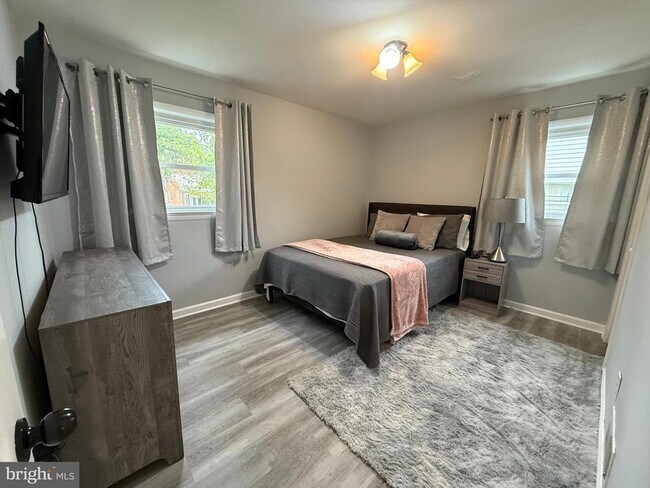 Building Photo - 2208 Vermont Ave