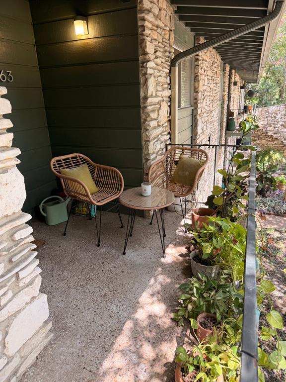 Building Photo - 1304 Mariposa Dr