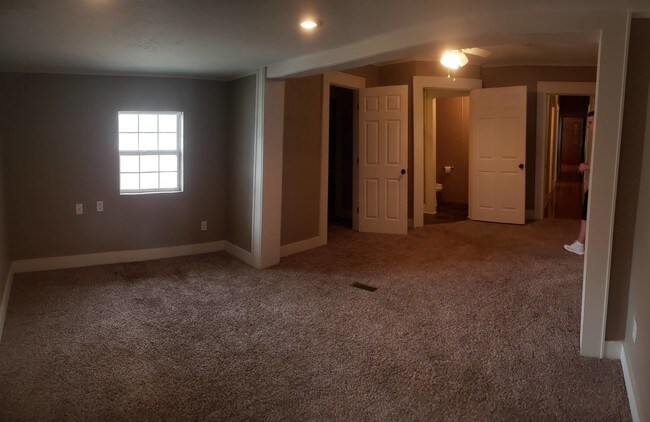 Building Photo - 105 S Barnes St