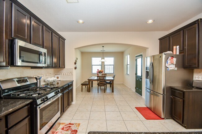 Building Photo - 5619 Drumlin Field Way