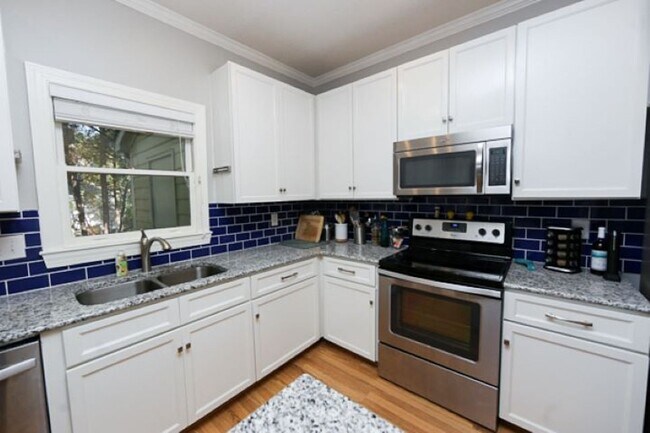 Building Photo - End Unit 3 Bedroom Townhome in Popular Woo...