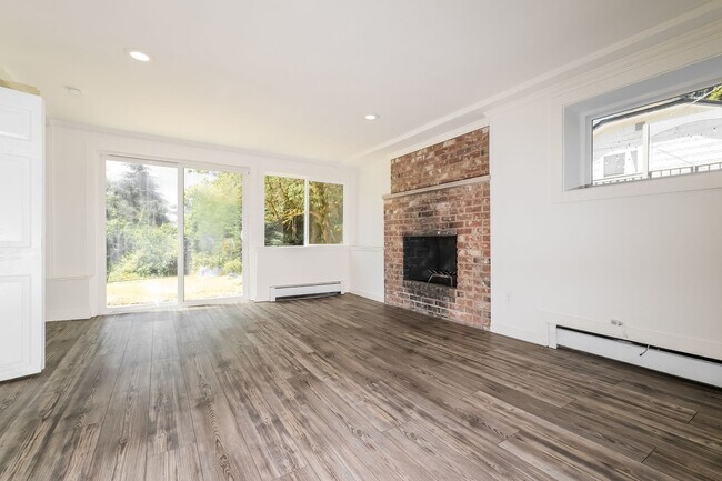 Building Photo - Versatile 5 Bedroom Retreat with Office and Outdoor Living in Burien