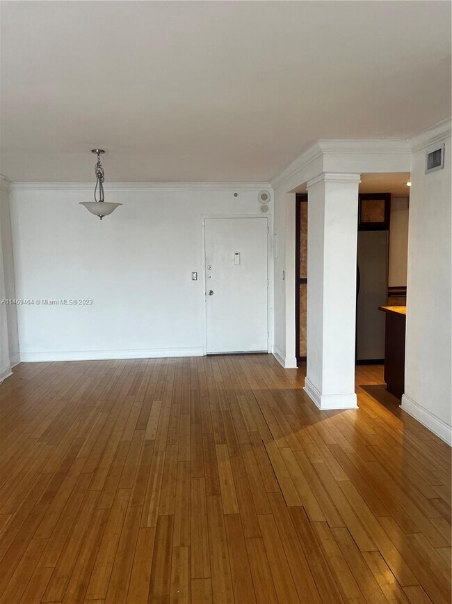 Building Photo - 400 Kings Point Dr