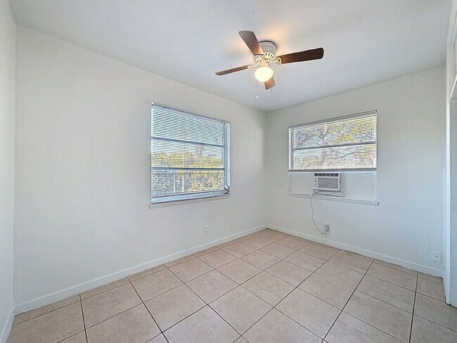 Building Photo - 652 East Harbor Dr S