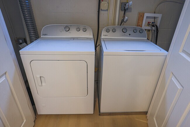 Building Photo - 3 Bedroom home Parkville with Parking