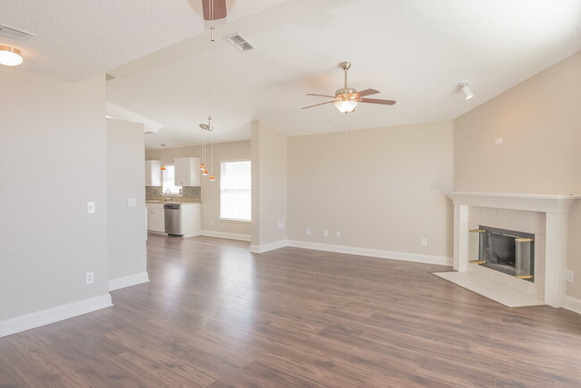 Building Photo - 878 S Lilac Loop