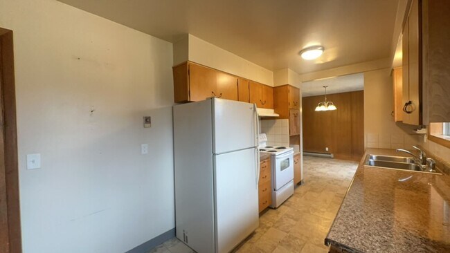 Building Photo - Charming 3BR/2.5BA Home with Fenced Yard in NE Madras - PENDING APPLICATION