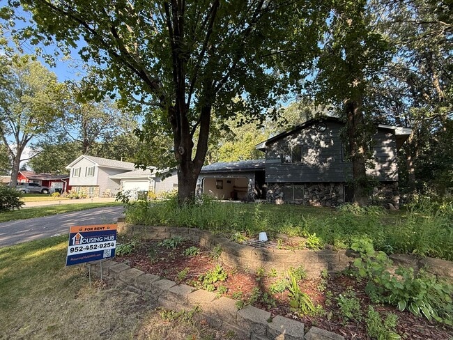 Primary Photo - Spacious 4 Bedroom Home in Coon Rapids