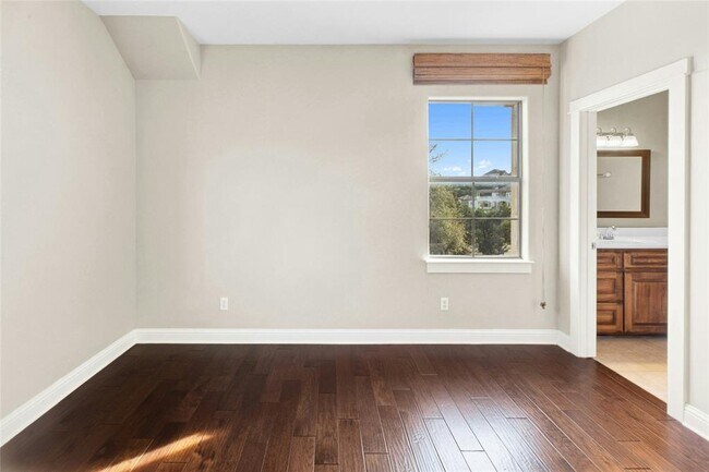 Building Photo - 1420 Mirador