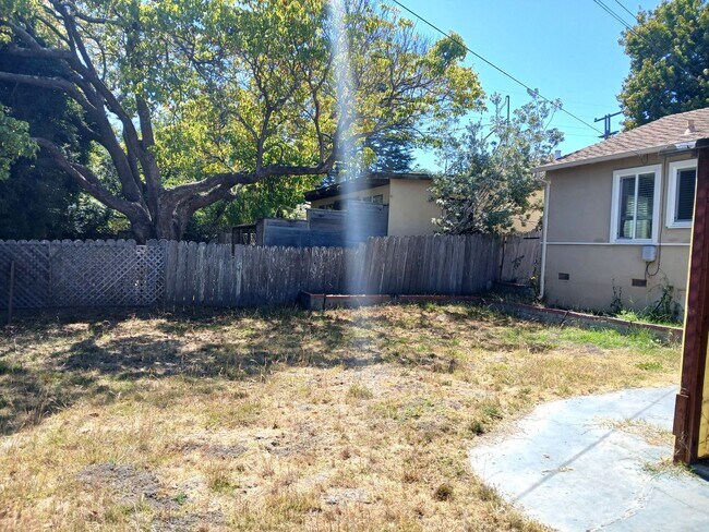 Building Photo - Charming 3-bedroom Home on Upper Westside -Large Yard and Covered Patio