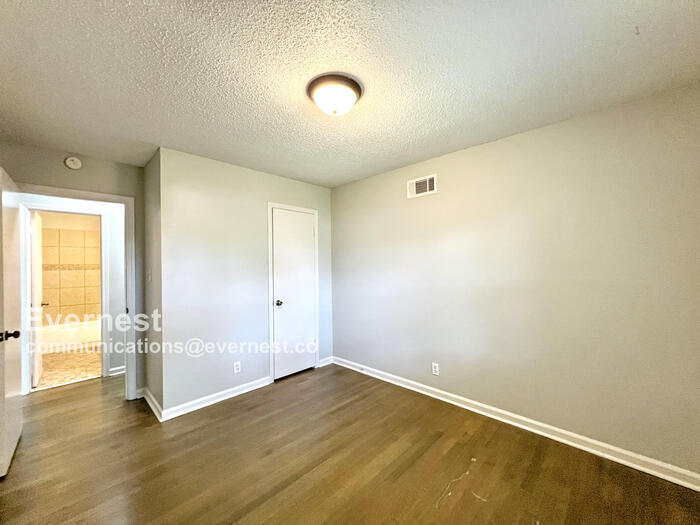 Building Photo - 8549 Southaven Cir W
